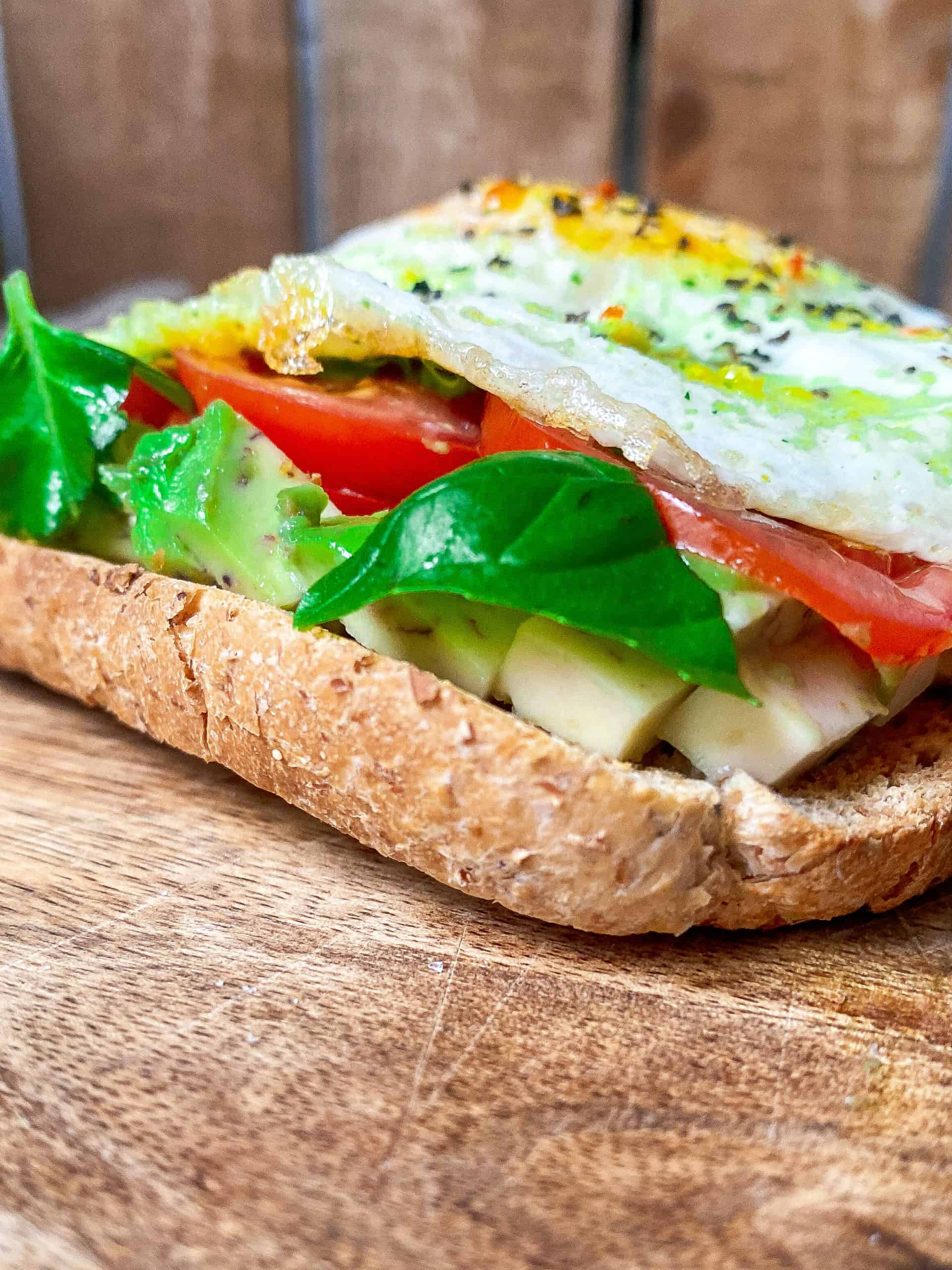 Avocado Toast mit Ei und Tomaten