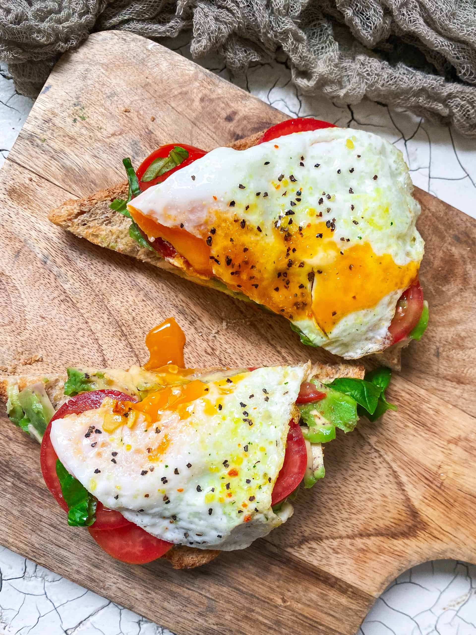 Avocado Toast mit Ei und Tomaten