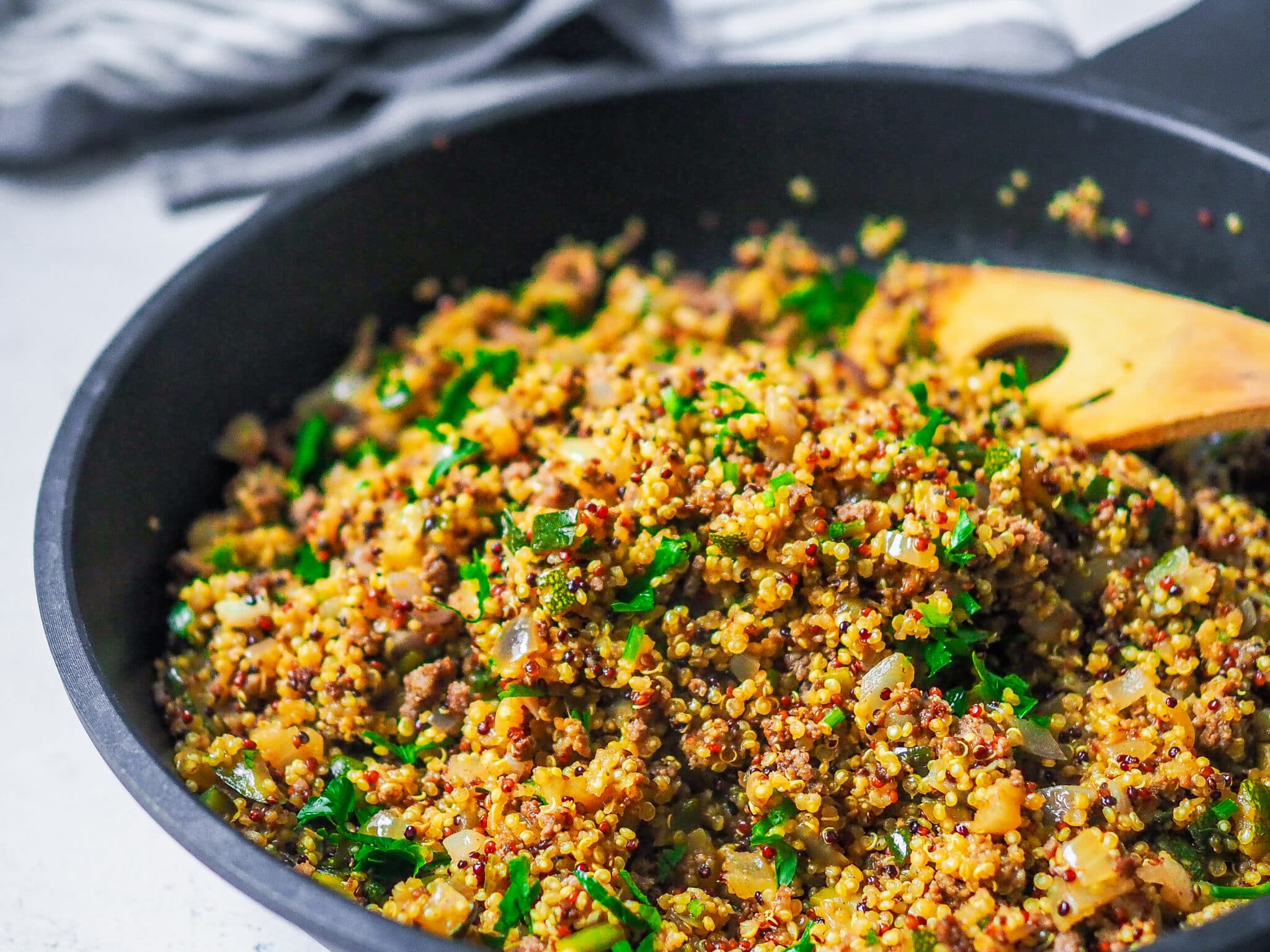 Köstliche Quinoa Pfanne mit Gemüse und Hack