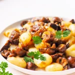 Schnelles Gnocchi Rezept mit Champignons und Zwiebeln