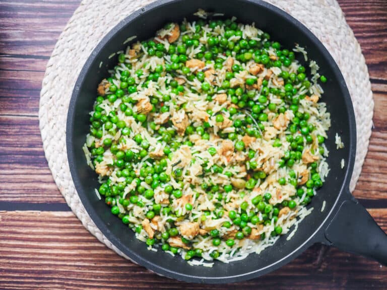 Reispfanne mit Hähnchen und Erbsen