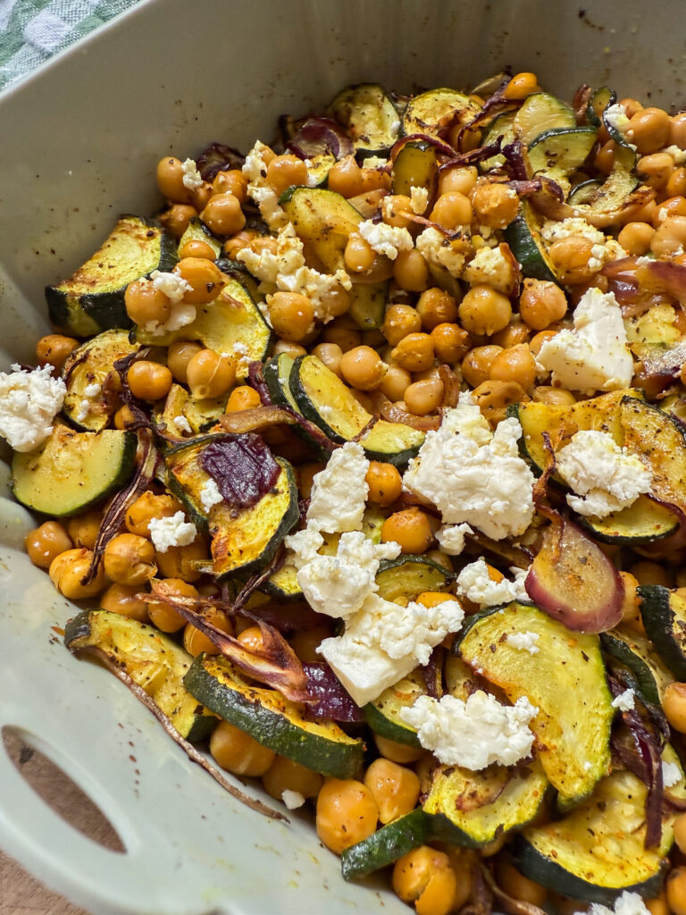 Zucchini Salat mit Kichererbsen und Feta Airfryer Rezept